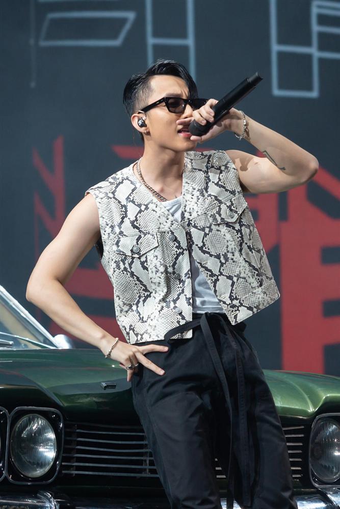 Diễn quá sung đến nỗi kiệt sức, Sơn Tùng MTP phải dùng bình thở oxy ngay sau liveshow Sky Tour-1