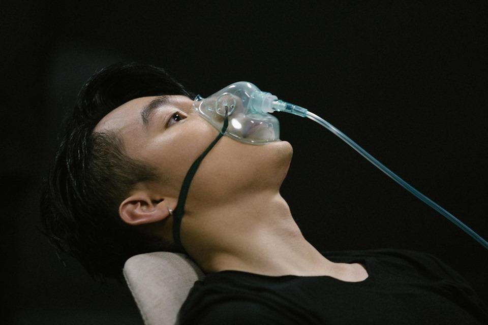 Diễn quá sung đến nỗi kiệt sức, Sơn Tùng MTP phải dùng bình thở oxy ngay sau liveshow Sky Tour-5