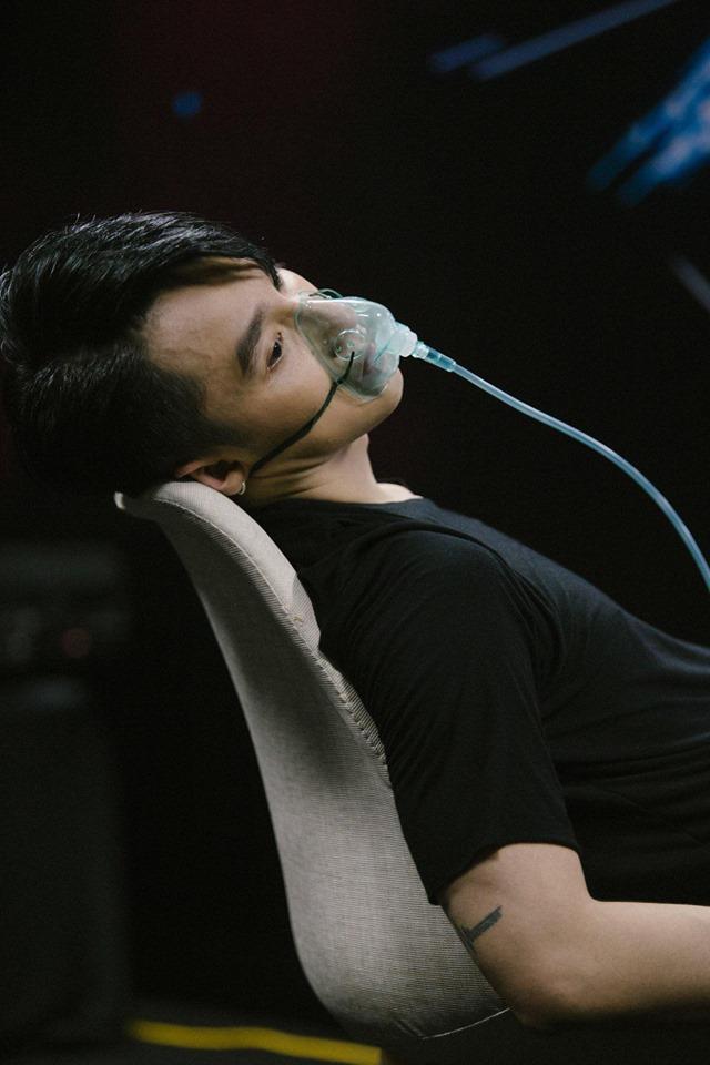 Diễn quá sung đến nỗi kiệt sức, Sơn Tùng MTP phải dùng bình thở oxy ngay sau liveshow Sky Tour-6