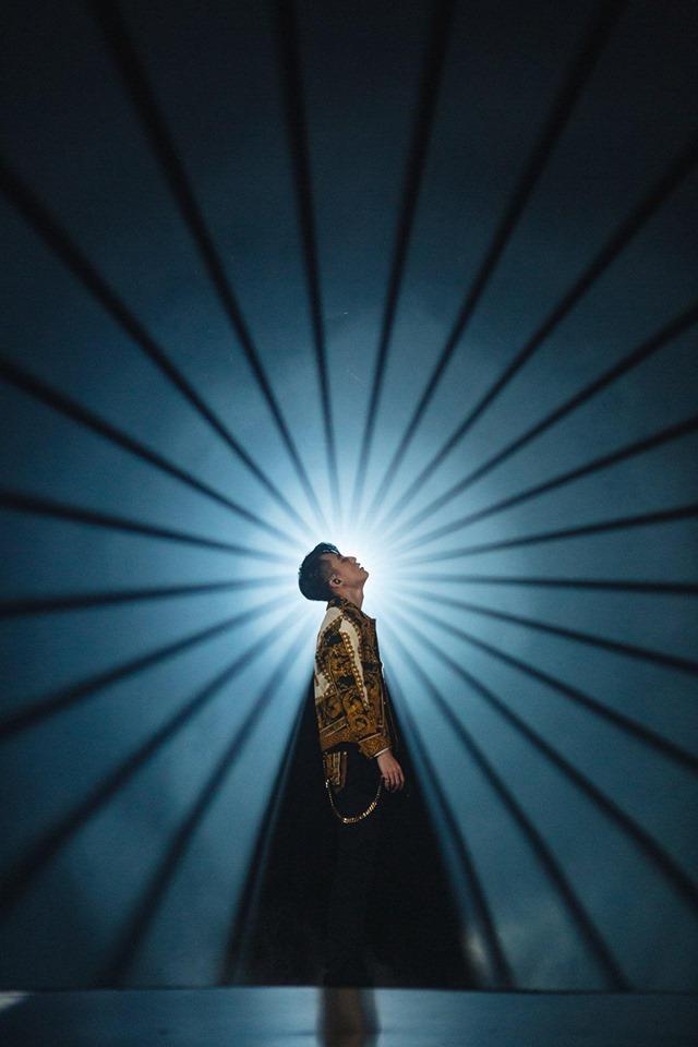 Diễn quá sung đến nỗi kiệt sức, Sơn Tùng MTP phải dùng bình thở oxy ngay sau liveshow Sky Tour-3