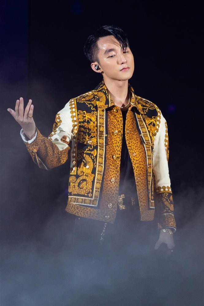 Diễn quá sung đến nỗi kiệt sức, Sơn Tùng MTP phải dùng bình thở oxy ngay sau liveshow Sky Tour-2