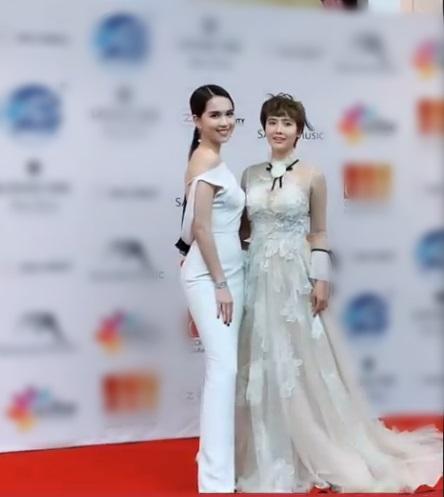 Chụp chung khung hình với Ngọc Trinh, Huyền Lizzie lạc quẻ mất điểm - Goo Hye Sun mặc áo chống nắng lên thảm đỏ-1