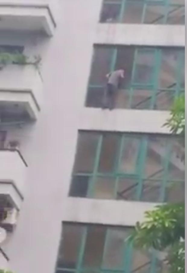 Hà Nội: Rùng mình cảnh nam thanh niên rơi từ tầng 6 toà chung cư xuống đất tử vong-1