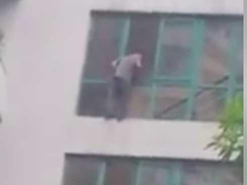 Bà nội trèo ban công tầng 16 chung cư Hà Nội sang với cháu, trượt chân rơi tử vong-2