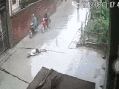 Lạnh người nhìn cụ già bị xe máy đâm và đoạn clip 2 phút tố cáo sự vô cảm của người đi đường-1