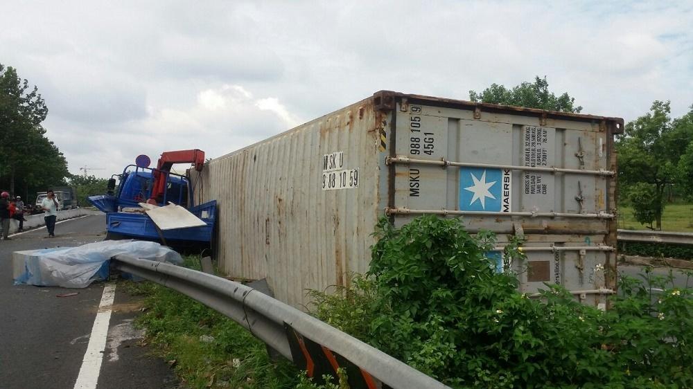 Dừng xe tải đi vệ sinh, tài xế tránh được thùng hàng container đè người-2