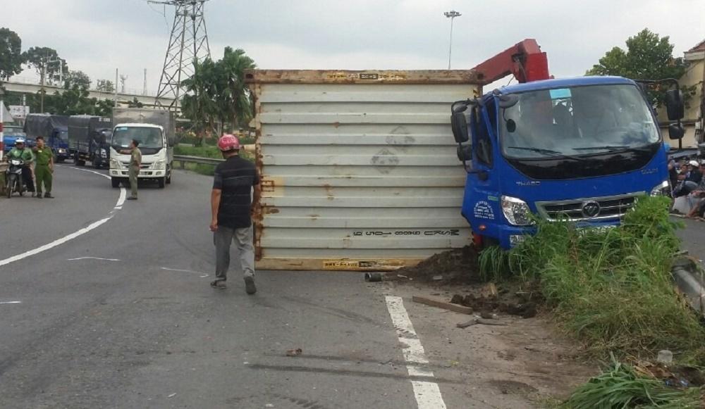 Dừng xe tải đi vệ sinh, tài xế tránh được thùng hàng container đè người-3