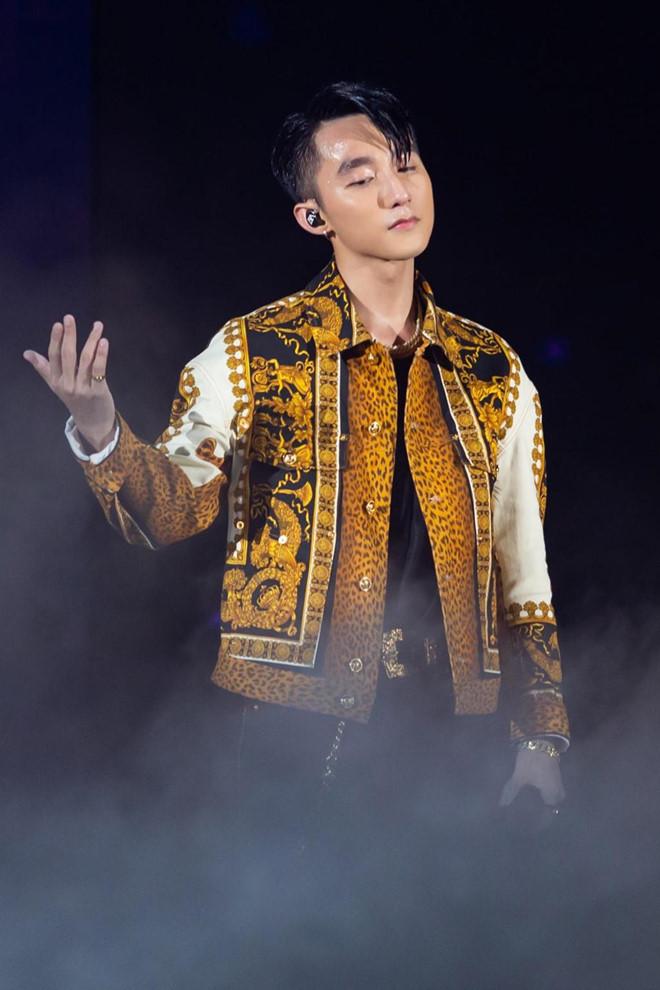 Sơn Tùng M-TP mặc lại set đồ hơn 100 triệu đồng tại Sky Tour 2019-2