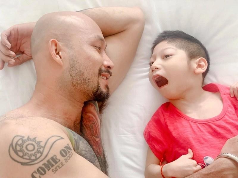 Diễn viên Về nhà đi con cảm động vì bạn trai chăm sóc con gái khuyết tật-3