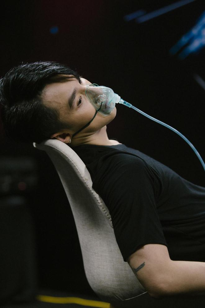 Ảnh Sơn Tùng thở bình oxy trong live show 3 năm trước được chia sẻ lại-2