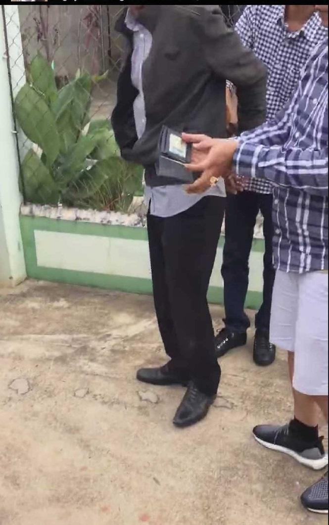 Giây phút bắt tại trận phó Viện trưởng VKSND nhận hối lộ 2.500 USD-9