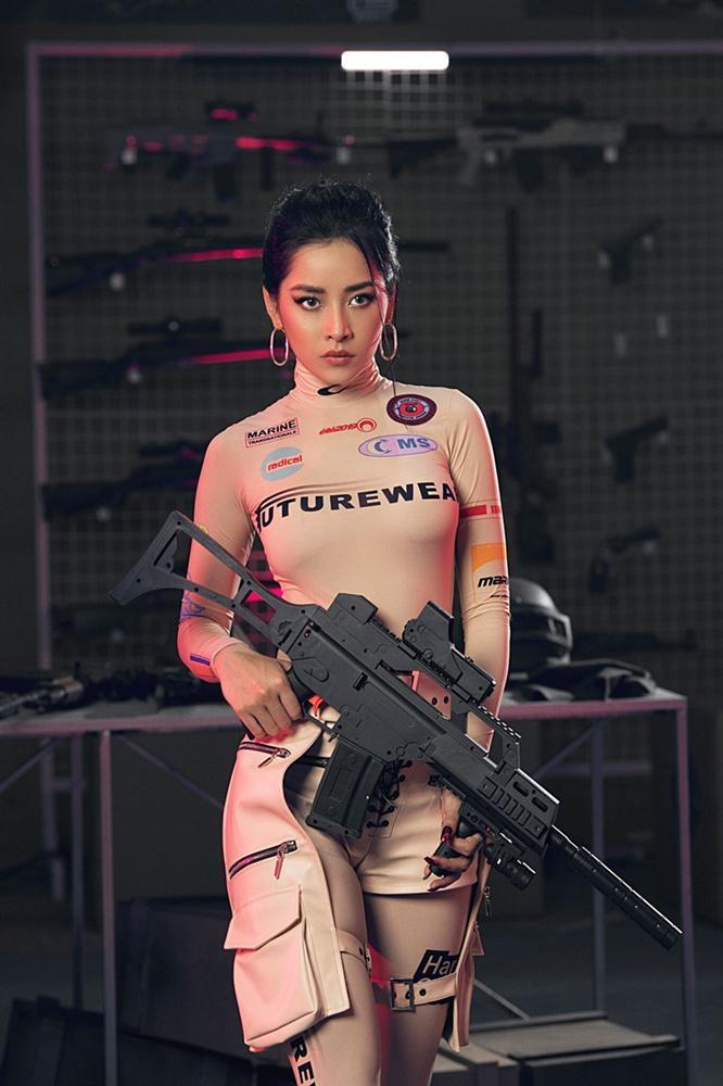 Đụng áo hiệu: Chi Pu hóa lính bắn tỉa chất lừ - Wendy Red Velvet như chổi lông phất trần - Baifern đẹp vạn người mê-4