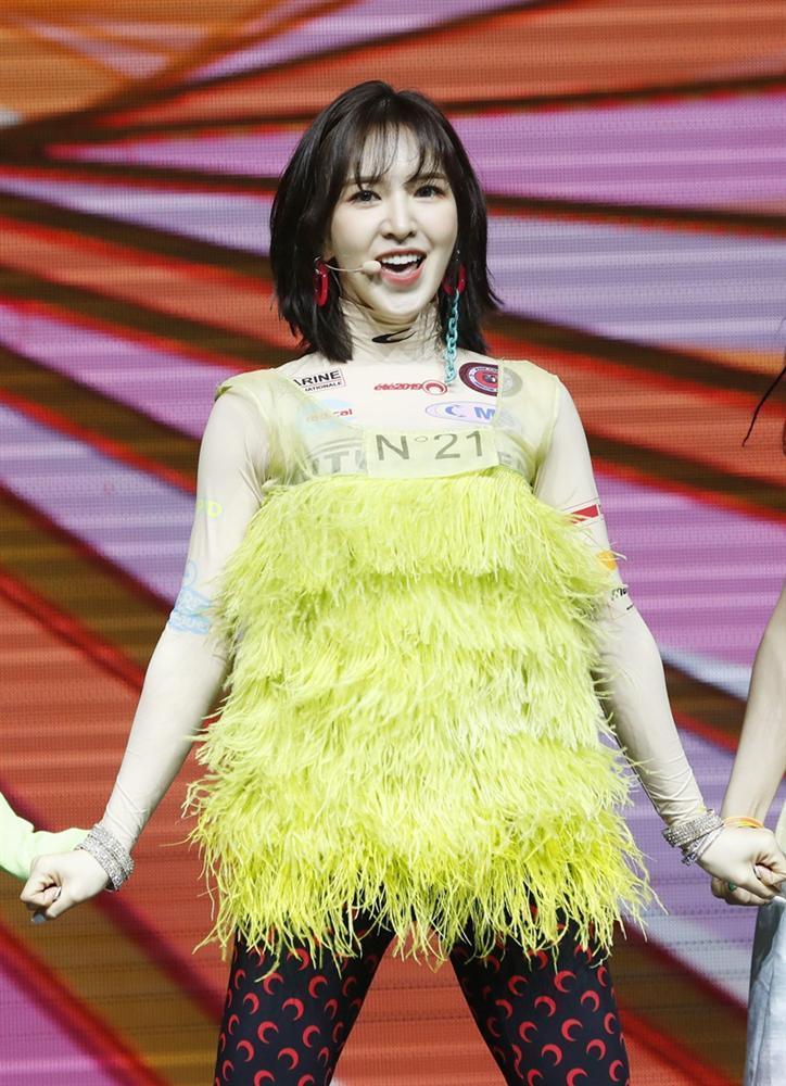 Đụng áo hiệu: Chi Pu hóa lính bắn tỉa chất lừ - Wendy Red Velvet như chổi lông phất trần - Baifern đẹp vạn người mê-11