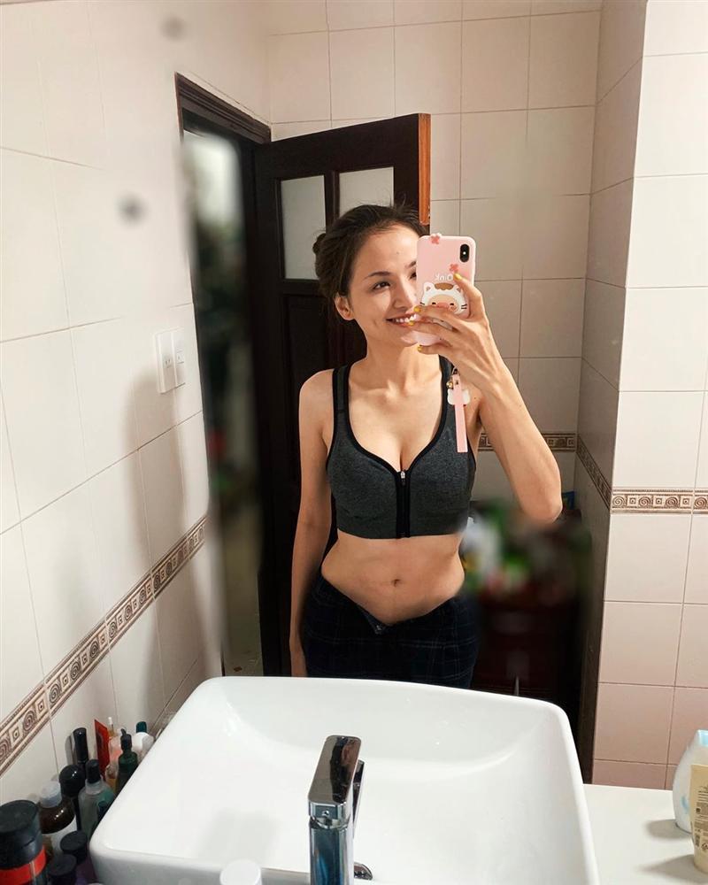 Phạm Hương phô diễn đường cong nghẹt thở với bikini trên bãi biển-4