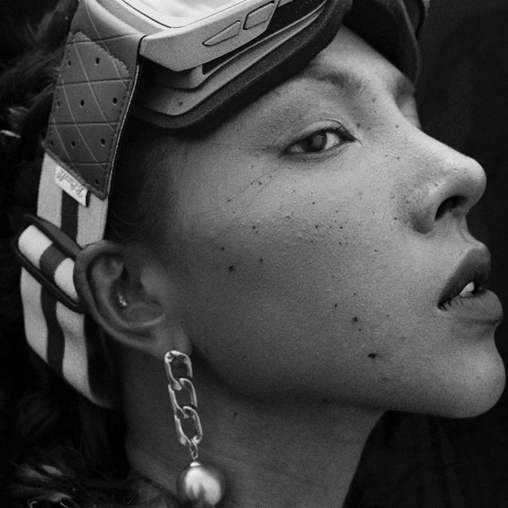 Phạm Hương phô diễn đường cong nghẹt thở với bikini trên bãi biển-8