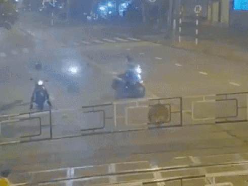 Clip: Nam thanh niên phóng xe máy với tốc độ bàn thờ, húc tung barie rồi bị tàu hỏa đâm trực diện-1