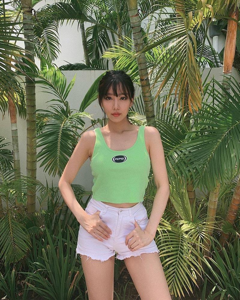 BB Trần mang 20 bộ quần áo sống ảo cho 1 chuyến du lịch - Kaity Nguyễn biến hóa thành quý cô sexy lady-7