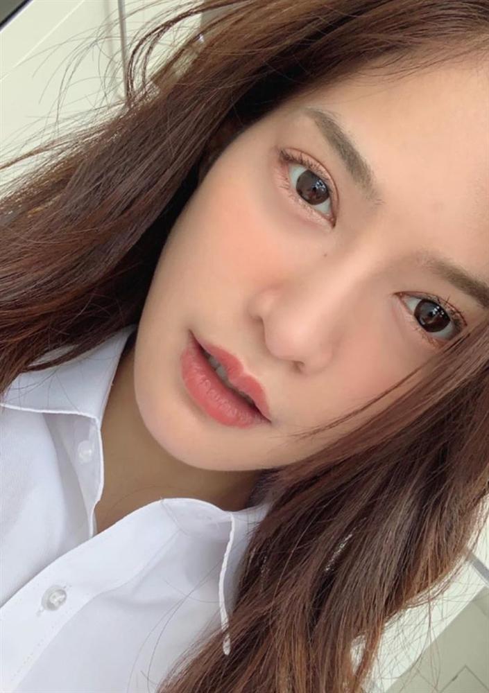 Đi mua xế hộp gặp ngay cô bán hàng xinh như diễn viên điện ảnh, chàng trai đăng đàn nhờ dân mạng truy gấp info-3