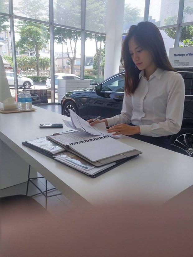 Đi mua xế hộp gặp ngay cô bán hàng xinh như diễn viên điện ảnh, chàng trai đăng đàn nhờ dân mạng truy gấp info-1
