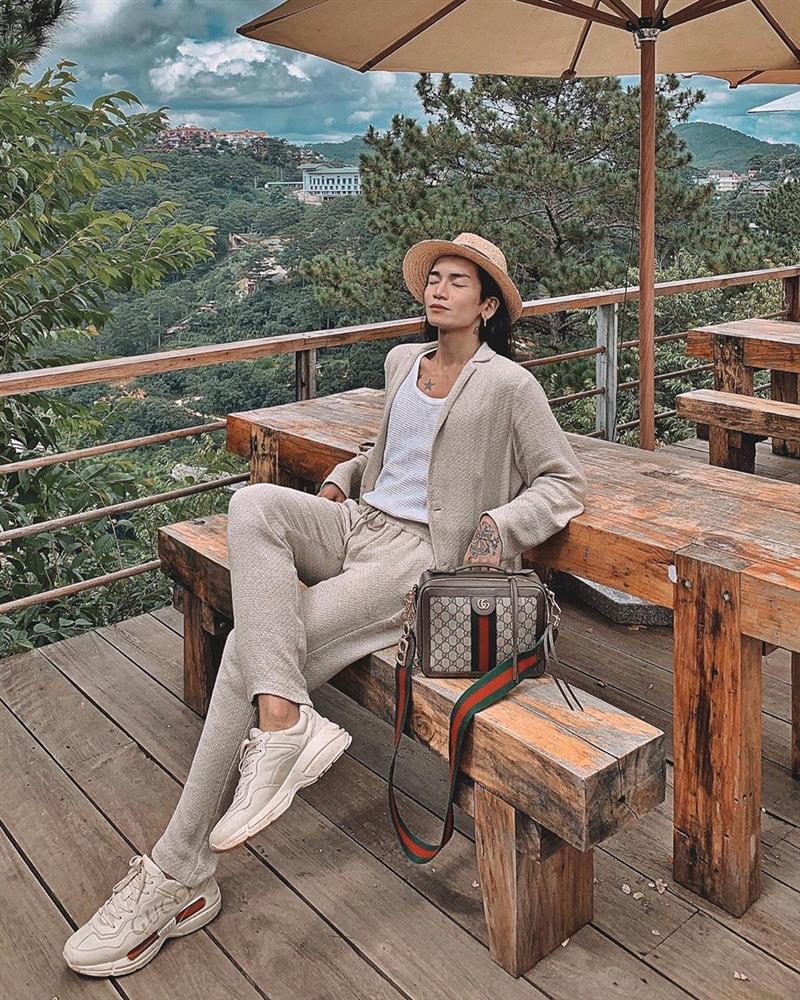 BB Trần mang 20 bộ quần áo sống ảo cho 1 chuyến du lịch - Kaity Nguyễn biến hóa thành quý cô sexy lady-1