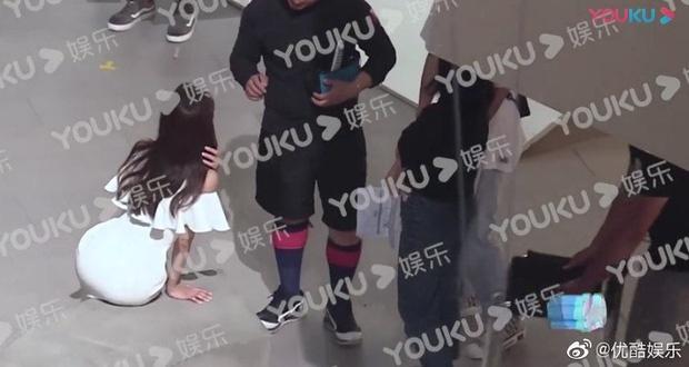 Bị paparazzi tung ảnh chụp lén, Địch Lệ Nhiệt Ba khiến cả CĐM xôn xao vì vòng ba quá khủng-4