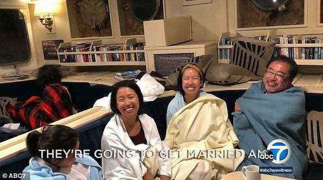 Giây phút sinh tử khách liều mình nhảy xuống biển có cá mập-2