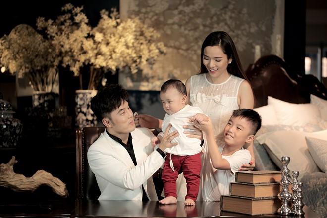 Là bố dượng nhưng Ưng Hoàng Phúc và chồng trẻ Lê Phương được khen hết lời vì cách họ yêu thương con riêng của vợ-4