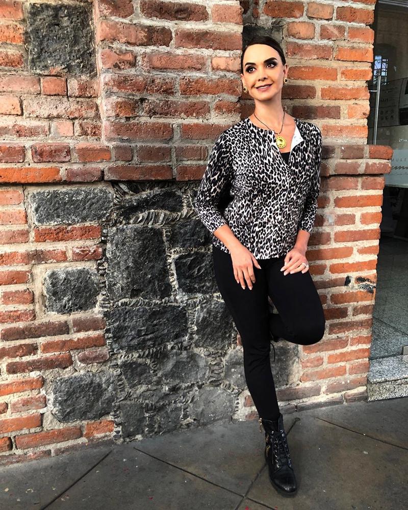 Bản tin Hoa hậu Hoàn vũ 6/8: Hoàng Thùy lên đồ bó sát chặt đẹp thời trang bà thím của đối thủ Colombia-5