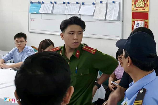 Clip: Đau đớn nhìn khoảnh khắc bé 6 tuổi bị trường quốc tế bỏ quên trong xe được bế ra ngoài trong tình trạng cứng đơ-4