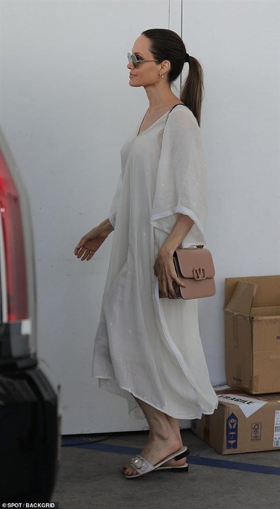 Angelina Jolie mỏng manh đến mức như sắp bị gió thổi bay-1