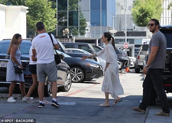 Angelina Jolie mỏng manh đến mức như sắp bị gió thổi bay-2