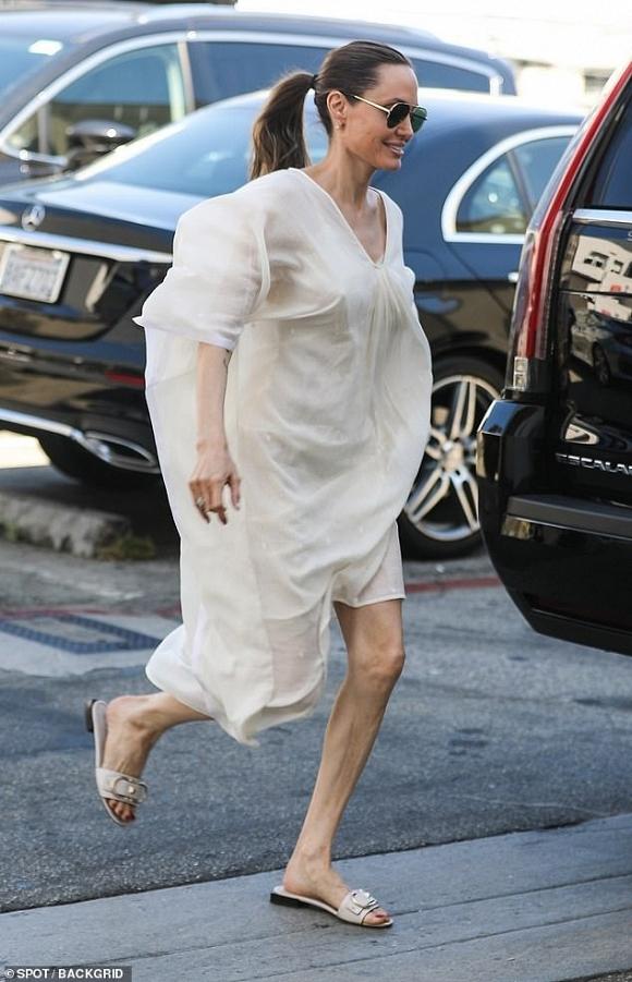 Angelina Jolie mỏng manh đến mức như sắp bị gió thổi bay-4