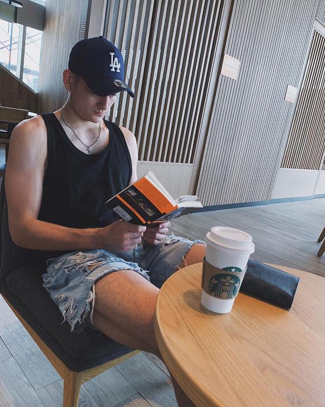 Thủ môn Đặng Văn Lâm bị trêu chọc vì đăng ảnh mặc quần rách tả tơi-1