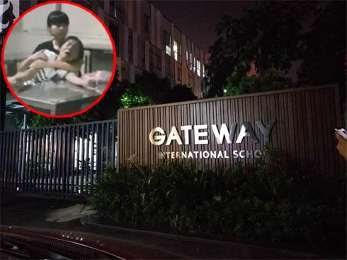 Bé trai 6 tuổi tử vong do bị bỏ quên trên xe bus đã chạy lên tận ghế đầu tiên cầu cứu, sau đó bất động ngay cửa xe