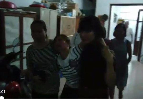 Bé trai 6 tuổi tử vong do bị bỏ quên trên xe bus đã chạy lên tận ghế đầu tiên cầu cứu, sau đó bất động ngay cửa xe-3