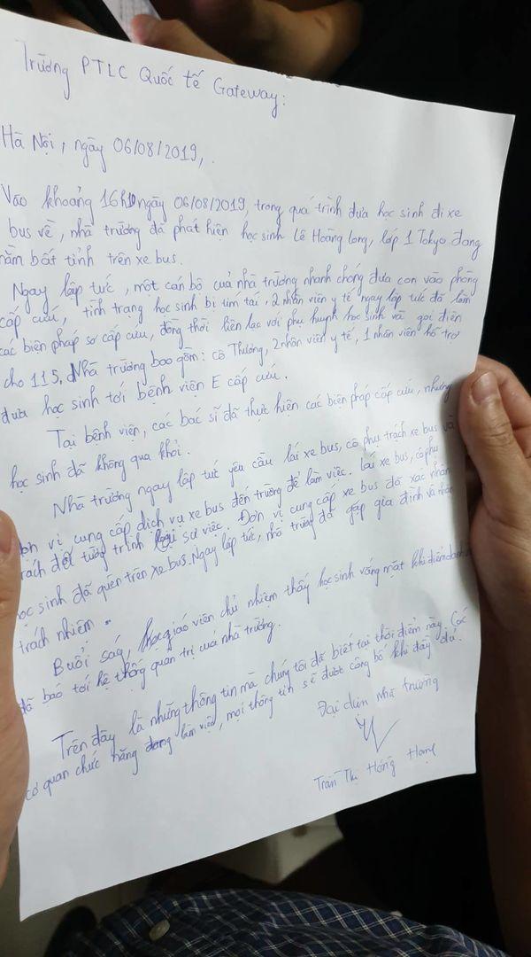 Bé trai 6 tuổi tử vong do bị bỏ quên trên xe bus đã chạy lên tận ghế đầu tiên cầu cứu, sau đó bất động ngay cửa xe-1