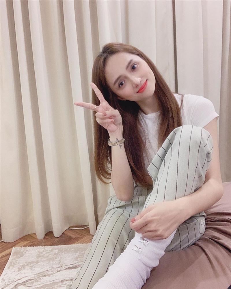 Đang nằm viện bó bột, Hương Giang vẫn mặc croptop khoe eo thon, trang điểm xinh thật xinh-1