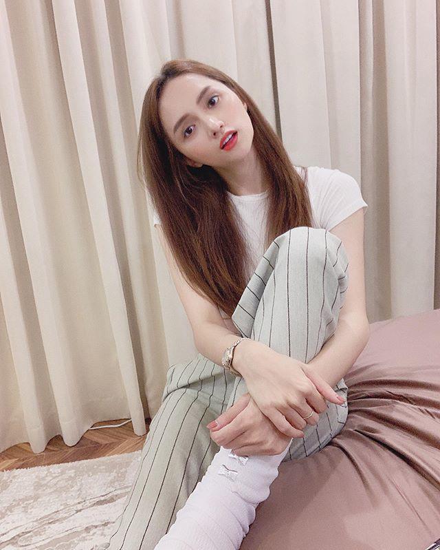 Đang nằm viện bó bột, Hương Giang vẫn mặc croptop khoe eo thon, trang điểm xinh thật xinh-3