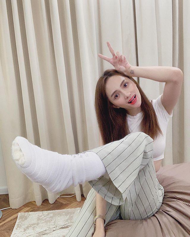 Đang nằm viện bó bột, Hương Giang vẫn mặc croptop khoe eo thon, trang điểm xinh thật xinh-4