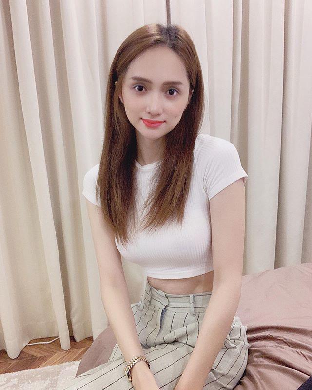 Đang nằm viện bó bột, Hương Giang vẫn mặc croptop khoe eo thon, trang điểm xinh thật xinh-5