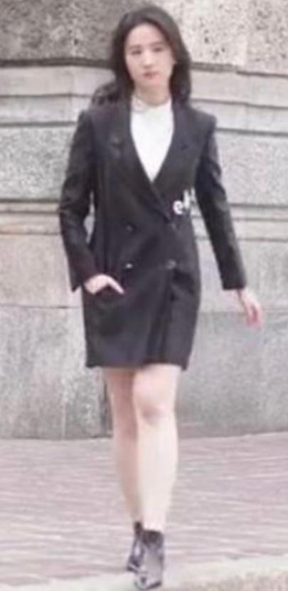 Lưu Diệc Phi bị soi chân thô, người mũm mĩm trong những hình ảnh chưa qua photoshop-2