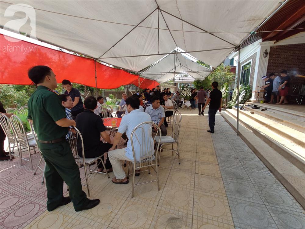 Tang lễ bi thương, đẫm nước mắt của bé trai 6 tuổi tử vong vì bị bỏ quên trên xe bus: Bố mẹ khóc nghẹn bên di ảnh con-13