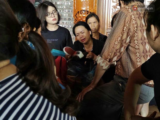 Tang lễ bi thương, đẫm nước mắt của bé trai 6 tuổi tử vong vì bị bỏ quên trên xe bus: Bố mẹ khóc nghẹn bên di ảnh con-9