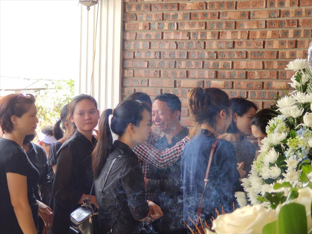 Tang lễ bi thương, đẫm nước mắt của bé trai 6 tuổi tử vong vì bị bỏ quên trên xe bus: Bố mẹ khóc nghẹn bên di ảnh con-8