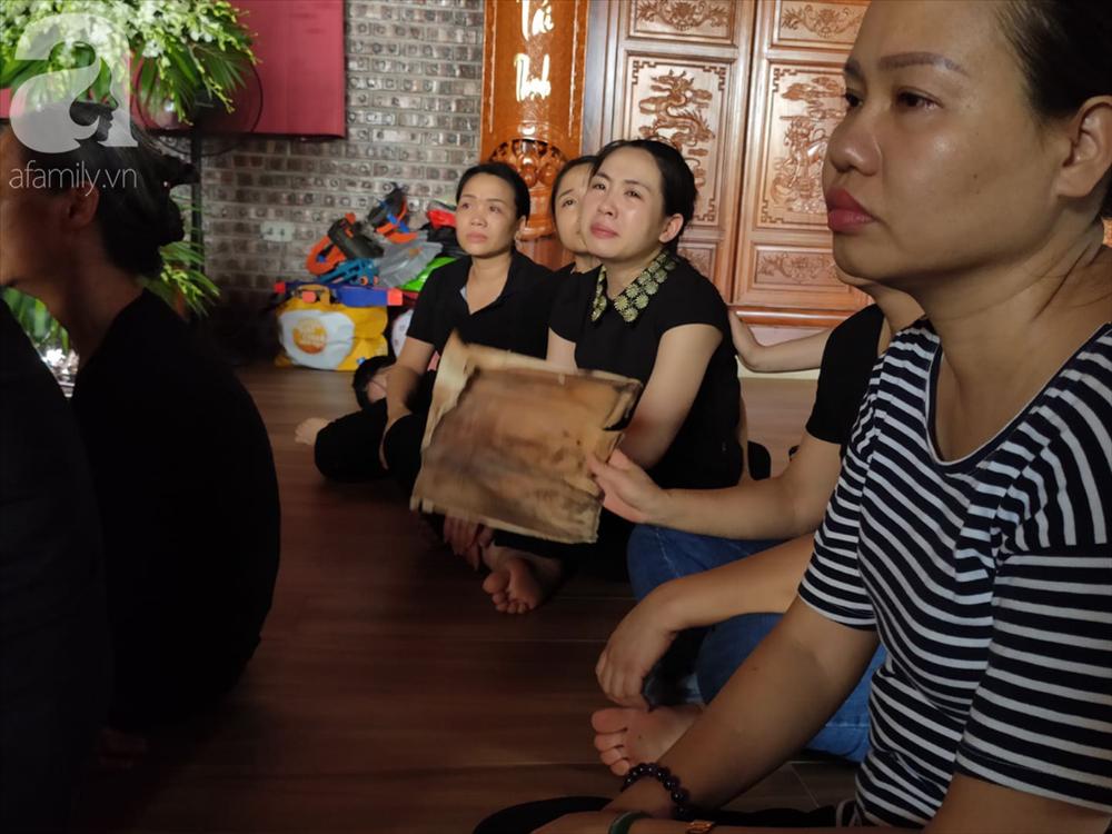 Tang lễ bi thương, đẫm nước mắt của bé trai 6 tuổi tử vong vì bị bỏ quên trên xe bus: Bố mẹ khóc nghẹn bên di ảnh con-5