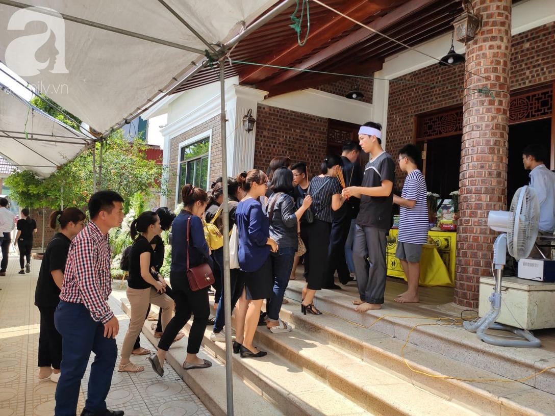 Tang lễ bi thương, đẫm nước mắt của bé trai 6 tuổi tử vong vì bị bỏ quên trên xe bus: Bố mẹ khóc nghẹn bên di ảnh con-2