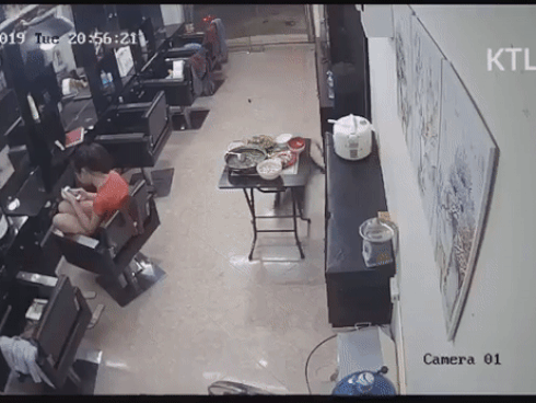 Ở với ngoại bao nhiêu năm, hôm nay ngoại mất, chú chó khóc run nhớ thương chủ-4