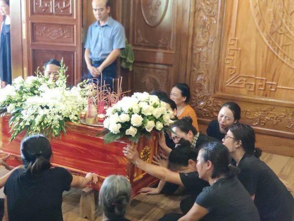 Vụ bé trai 6 tuổi tử vong vì bị bỏ quên trên xe bus trường Gateway: Hé lộ chiếc áo trắng khi nạn nhân được bế ra khỏi xe trong tình trạng cứng đơ-4