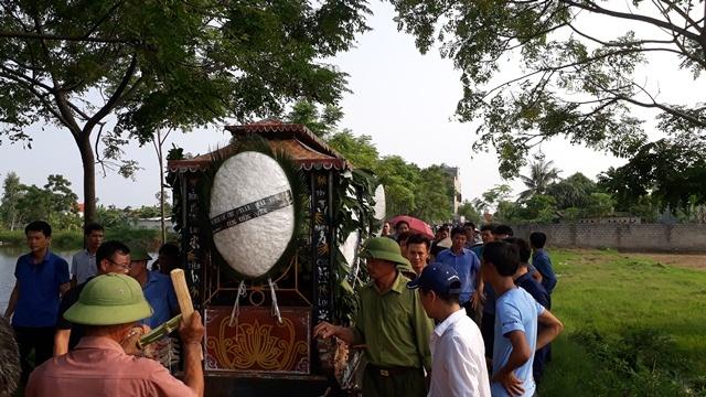 Quê nhà đẫm nước mắt tiễn biệt bé trai bị bỏ quên trên xe trường Gateway-4