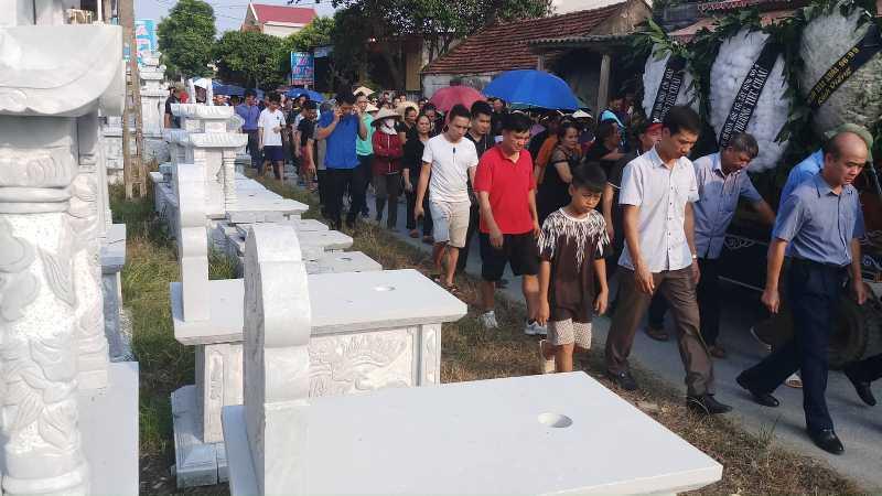 Quê nhà đẫm nước mắt tiễn biệt bé trai bị bỏ quên trên xe trường Gateway-5